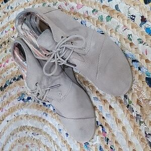 Toms Taupe desert wedge ankle boots, womens size 9